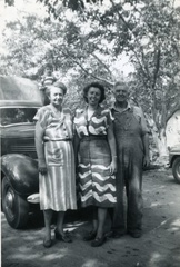 1940s-Mabel a Mary JoAnn Tracy a Joe Hansen Neighbors wDanny Mk587